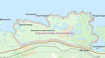 Utsnitt från karta som visar del av land som möter vatten.